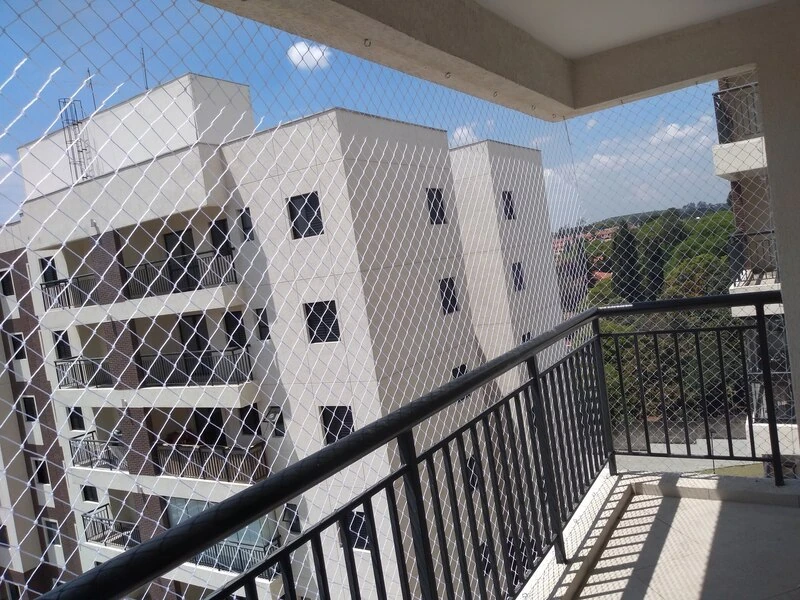 Rede de proteção removível para janela basculante